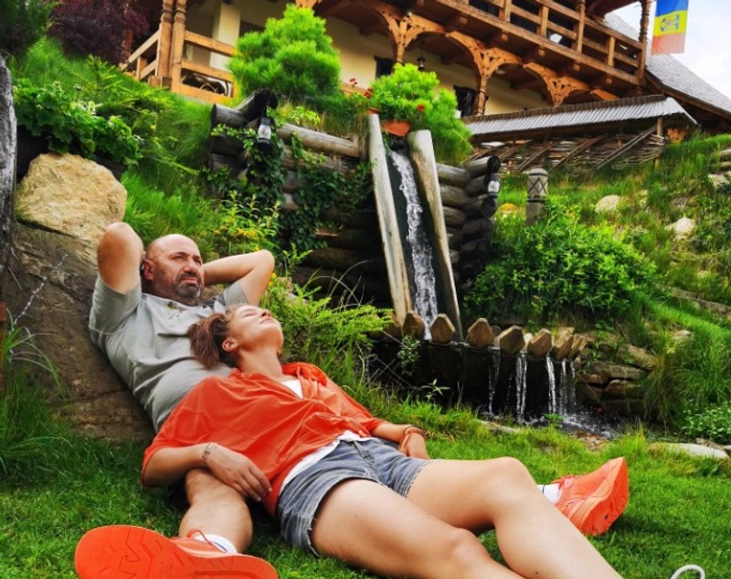 Fotografie rară cu Cătălin Scărlătescu și Doina Teodoru. Cei doi îndrăgostiți petrec vacanța în Maramureș