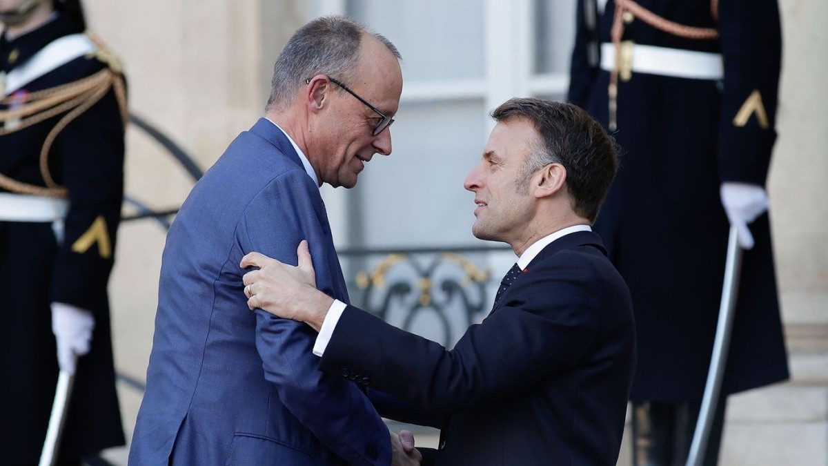 Friedrich Merz și Emmanuel Macron se salută cordial înaintea summitului pentru ajutorul Ucrainei de la Paris, 6 ianuarie 2026