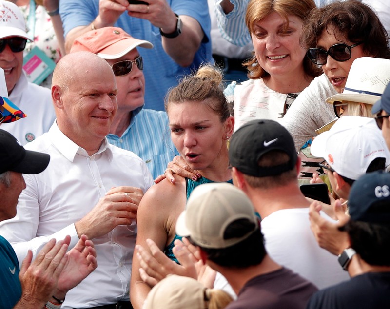 Cum s-a bucurat Simona Halep după ce a câștigat trofeul la Roland Garros. A plâns în loja părinților / GALERIE FOT