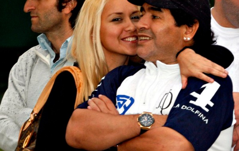 Iubita cu 17 ani mai tânără l-a făcut fericit! MARADONA va fi tată pentru a PATRA OARĂ!