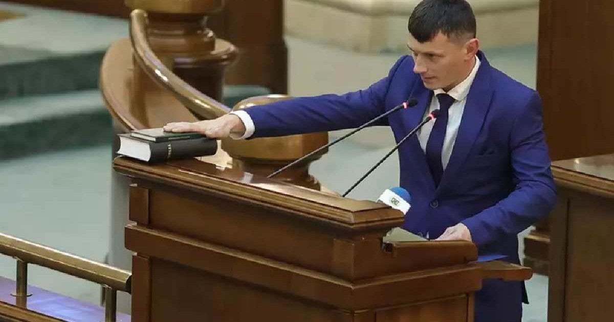 Paul Pintea în momentul în care depune jurământul pentru a deveni senator