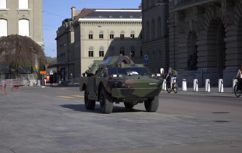 Un elvețian a trecut cu tancul prin fața Palatului Federal din Berna, după ce s-a autoproclamat rege și și-a creat „propriul imperiu”