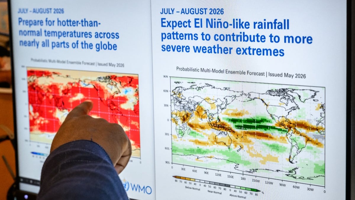 În imagine este prezentat un ecran de monitor ce afișează prognoze meteorologice globale pentru perioada iulie-august 2026 emise de WMO, în timp ce o mână indică spre harta din stânga ce ilustrează temperaturi peste normal, alături de o a doua hartă ce evidențiază tipare de precipitații de tip El Niño.