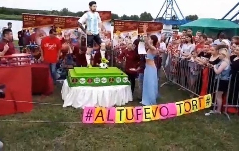 Lionel Messi a fost sărbătorit de fani cu un tort în mărime naturală | FOTO și VIDEO