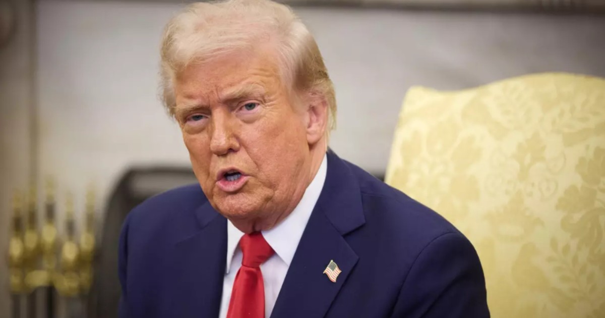 În imagine este ilustrat Donald Trump, îmbrăcat în sacou albastru închis, cămașă albă și cravată roșie, în timp ce vorbește