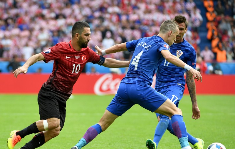 Euro 2016. Naționalistul Perisici uimește din nou cu frizura sa! Și-a șters harta țării și și-a desenat altceva. Foto în articol