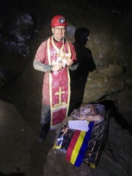 Preotul Theodorescu este și speolog. Din 2004 e custodele peşterii Izvorul Tăuşoarelor, din Bistriţa-Năsăud