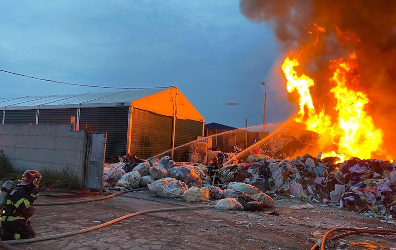 Incendiu masiv la un depozit de deșeuri din Sibiu. Mesaj RO-Alert pentru locuitorii din zonă