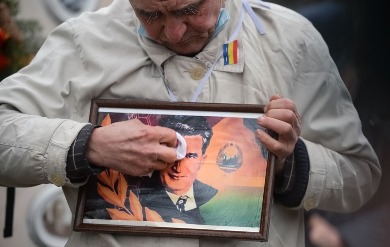 Un sondaj care ne dă fiori. În țara lui „dă-ne și nouă ceva”, românii visează la un fel de Nicolae Ceaușescu al II-lea