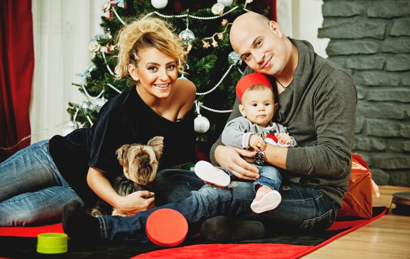 Ce familie fericită are fratele lui Şerban Huidu! Uite cum s-au bucurat cu toţii de Crăciun | FOTO