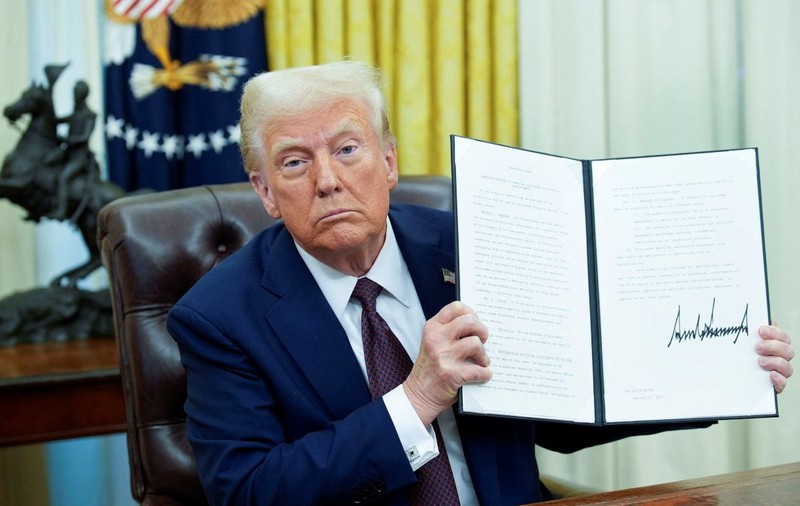 Donald Trump elimină persoanele transgender din armata SUA și îi reintegrează pe soldații care nu s-au vaccinat anti-COVID