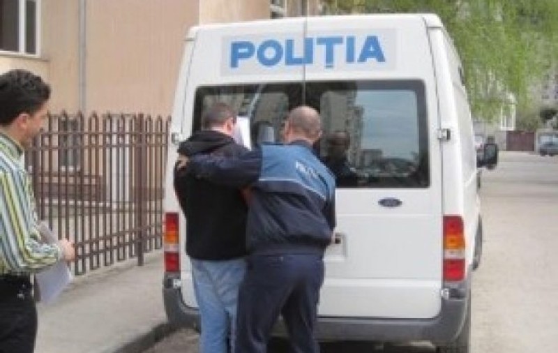 Nu a respectat ordinul de restricție și l-a incendiat pe iubitul soției sale. Bărbatul, în custodia poliției
