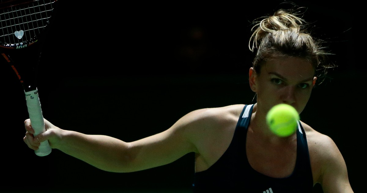 Simona Halep se pregătește să returneze mingea în terenul adversarei, în timpul unui meci de la Turneul Campioanelor 2016. (FOTO: EPA)