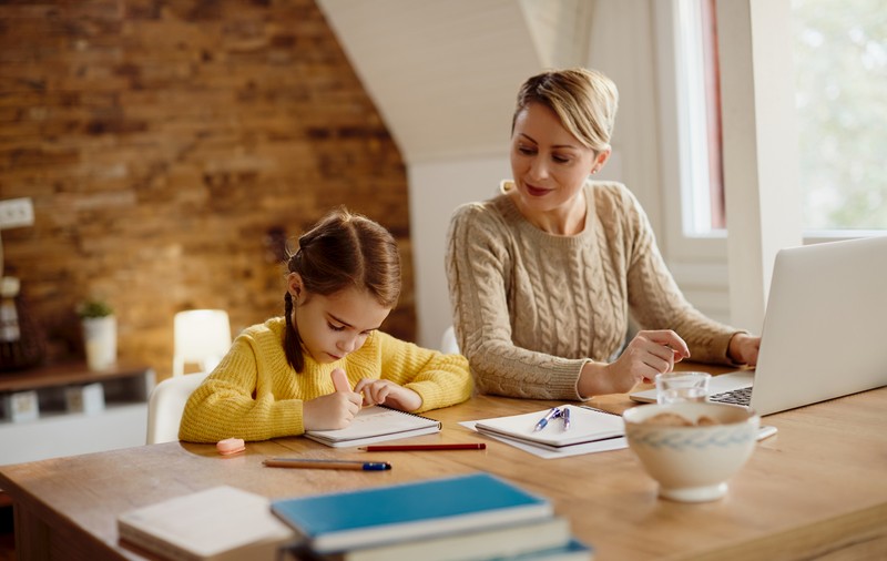 Meditații în sufragerie sau într-un spațiu profesionist? Cum îți transformi casa într-o „școală privată” pentru rezultate maxime la examene