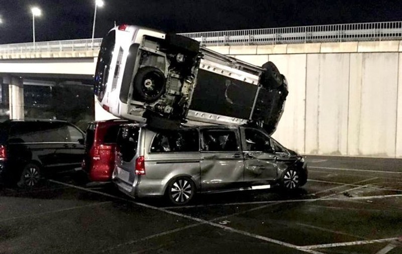 Un angajat concediat de la o fabrică Mercedes-Benz din Spania a distrus 69 de mașini de lux. Pagubă de peste 5 milioane de euro