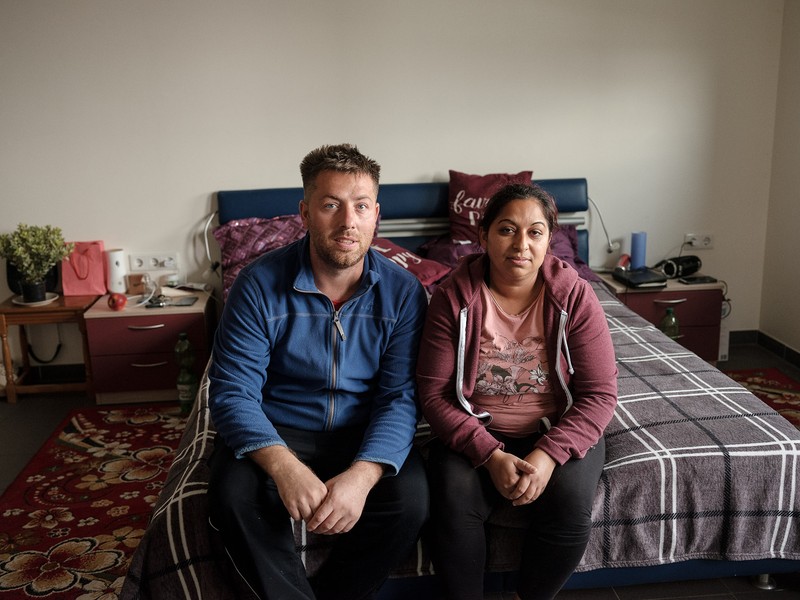 Daniel, 38 de ani, și Alina, 35, au doi copii care cresc cu bunica în satul Borlova din județul Caraș-Severin: Luiza, 14 ani, și Flavius, 11. Alina și Daniel lucrează de cinci ani în Germania și cu banii pe care i-au câștigat și-au cumpărat teren și și-au construit o casă. Fotografia a fost făcută în spațiile de cazare în care stau muncitorii sezonieri români la o fermă din Nürnberg.