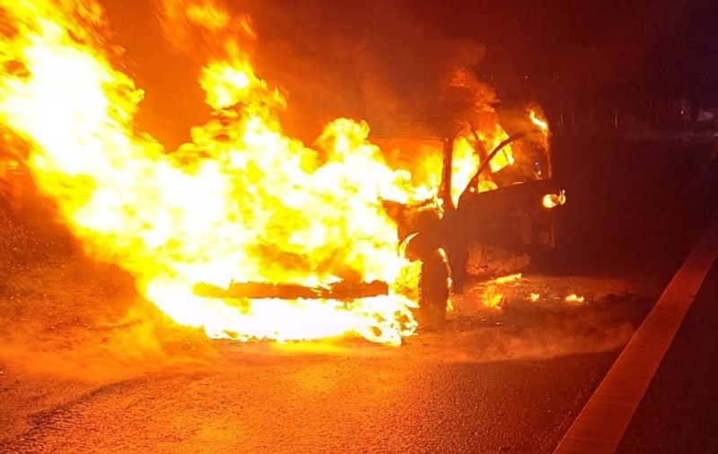O mașină a luat foc în mers și a ars ca o torță pe Autostrada A1. Șoferul a reușit să se salveze