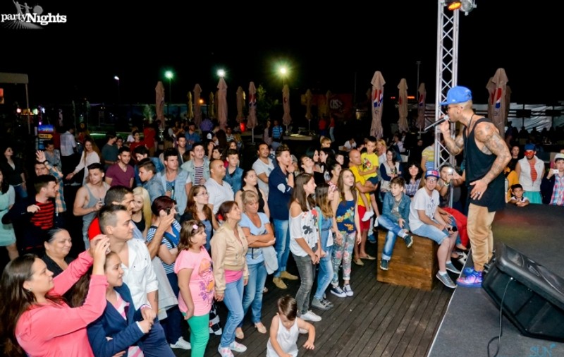 Alex Velea ŞI-A RIDICAT TRICOUL ÎN FAŢA PUBLICULUI, la un concert | FOTO ÎN ARTICOL