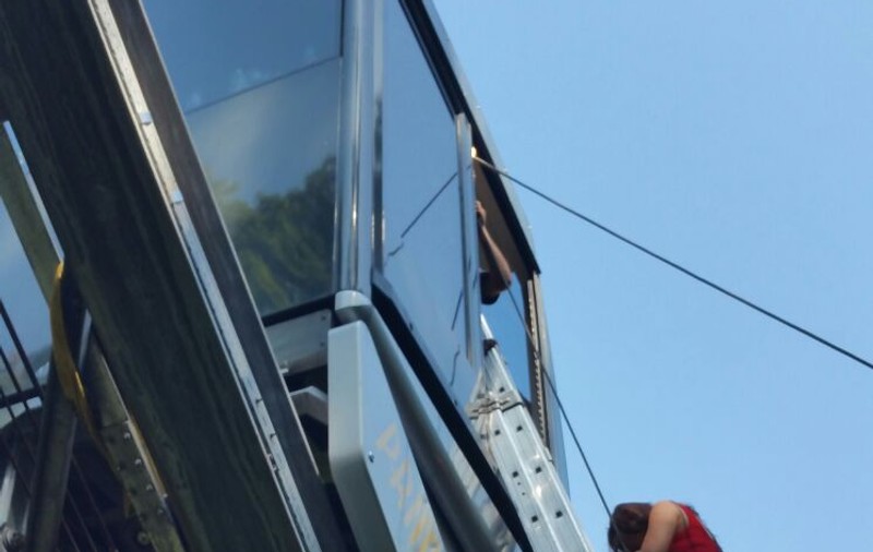 17 turiști, printre care și copii, blocați în telecabina din Deva. Au fost coborâți de pompieri cu scara de la mare înălțime | FOTO ȘI VIDEO