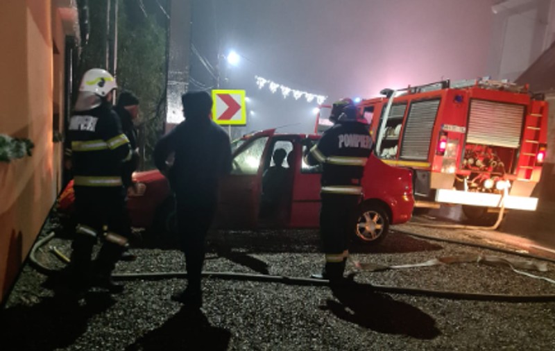 Răzbunare de tip mafiot, în Bihor. A turnat benzină pe o mașină şi i-a dat foc. Poliția a deschis dosar penal