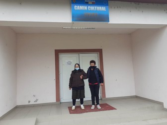 O femeie în vârstă iese de la vaccinare, însoțită de fiica ei FOTO: Libertatea