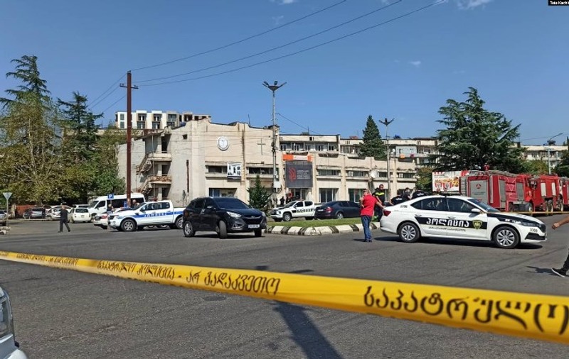 Un bărbat înarmat a luat 12 ostatici într-o bancă din Georgia și a cerut două milioane de dolari ca să-i elibereze