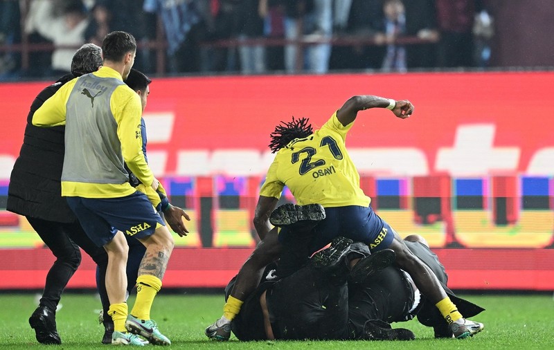 Imagini cu bătaia dintre jucătorii lui Fenerbahce și suporterii lui Trabzonspor intrați pe teren, în Turcia | VIDEO