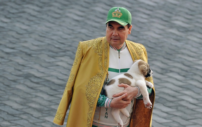 Sărbătoare națională dedicată unui câine, în Turkmenistan. Președintele i-a comandat și o statuie placată cu aur