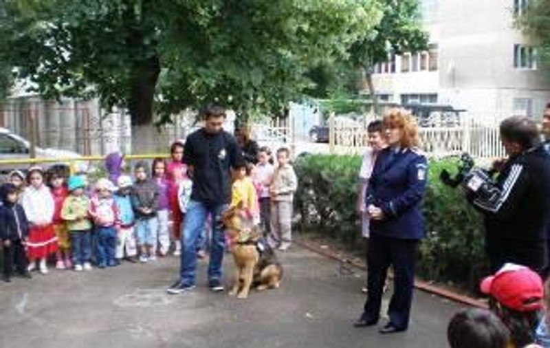Cadavrul atârnat în ştreang al unui poliţist sinucigaş, păzit de câinele său