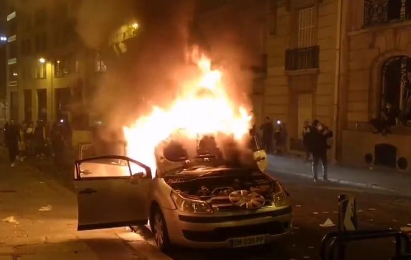VIDEO | Violențe și mașini incendiate la Paris, după ce PSG a pierdut finala Champions League în fața lui Bayern. Cum s-a sărbătorit la Munchen
