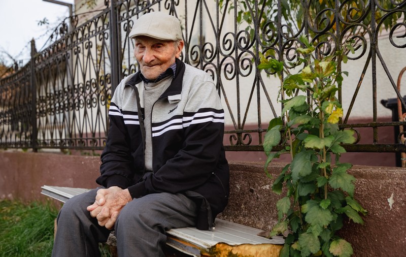 REPORTAJ. Viața la 102 ani. Cu schijele de pe frontul din Crimeea încă în corp, Ioan Loghin se bucură că vede din nou: „Mi-era dor de oameni”