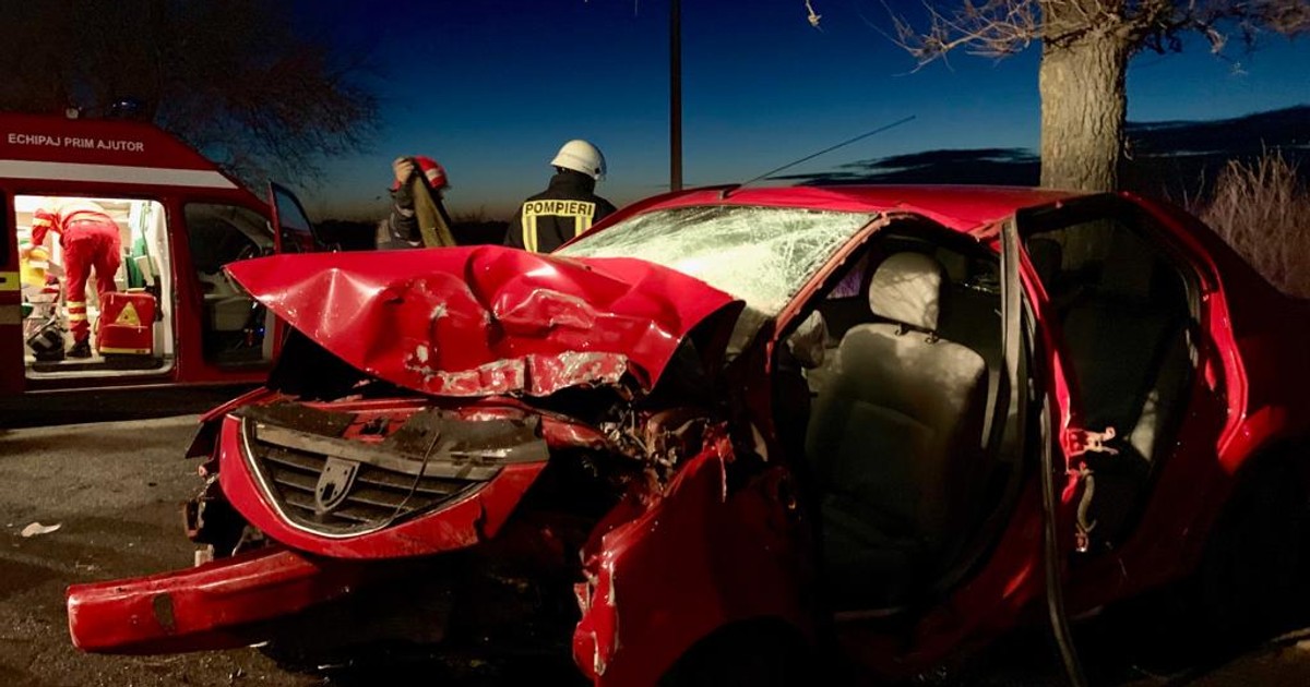 Accident grav în Teleorman în ziua de Crăciun. Doi tineri au murit, un al treilea este la spital. Este vorba despre doi tineri, de 24 si 25 de ani, care nu au mai putut fi salvaţi de medici, şi de un altul, de 16 ani, care a fost rănit grav şi a ajuns la spital.
