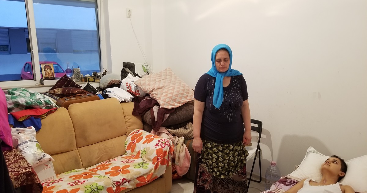 Narcisa Constantin (22 de ani), aflată în stare vegetativă, a fost plimbată între șase spitale din România și refuzată la unul pentru că “e țigancă și miroase urât!”