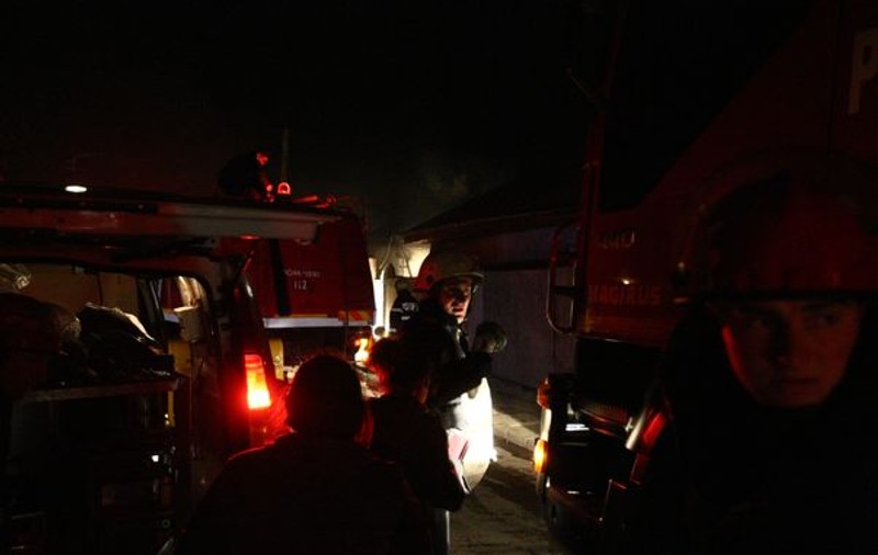 Foto | Casă arsă din temelii de la un scurt-circuit electric