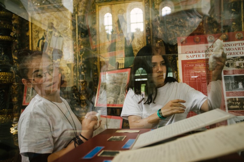 Eleve ale Colegiului Național Petru Rareș din Beclean pregătind o expoziție dedicată beatificării celor șapte episcopi greco-catolici cu ocazia vizitei Sanctității Sale Papa Francisc, Blaj, 1 iunie 2019 © Mircea Reștea / Documentaria.