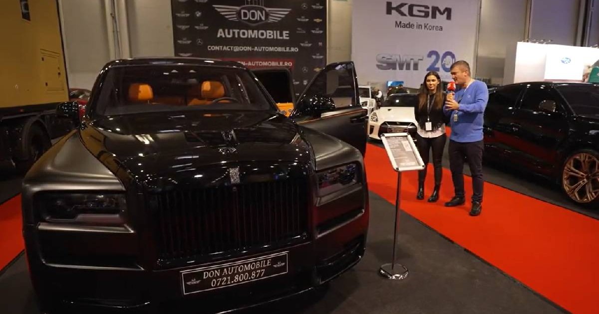 Mașină SUV de culoare neagră, expusă într-un salon auto