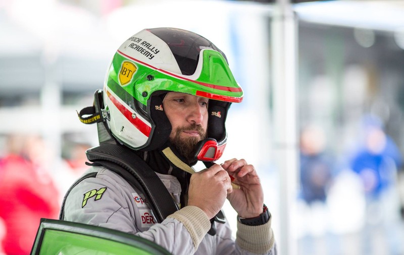 VIDEO/ Dani Oțil este pilot de living. „Ne pregătim de SimRacing, unde încerc să mă calific”