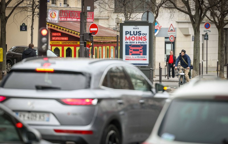 Parizienii au aprobat triplarea taxelor de parcare pentru SUV-uri, dar prezența la referendum a fost doar de 6%