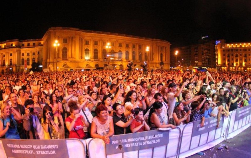 Peste 5.000 de fani i-au adus tribut cântăreţei Amy Winehouse 