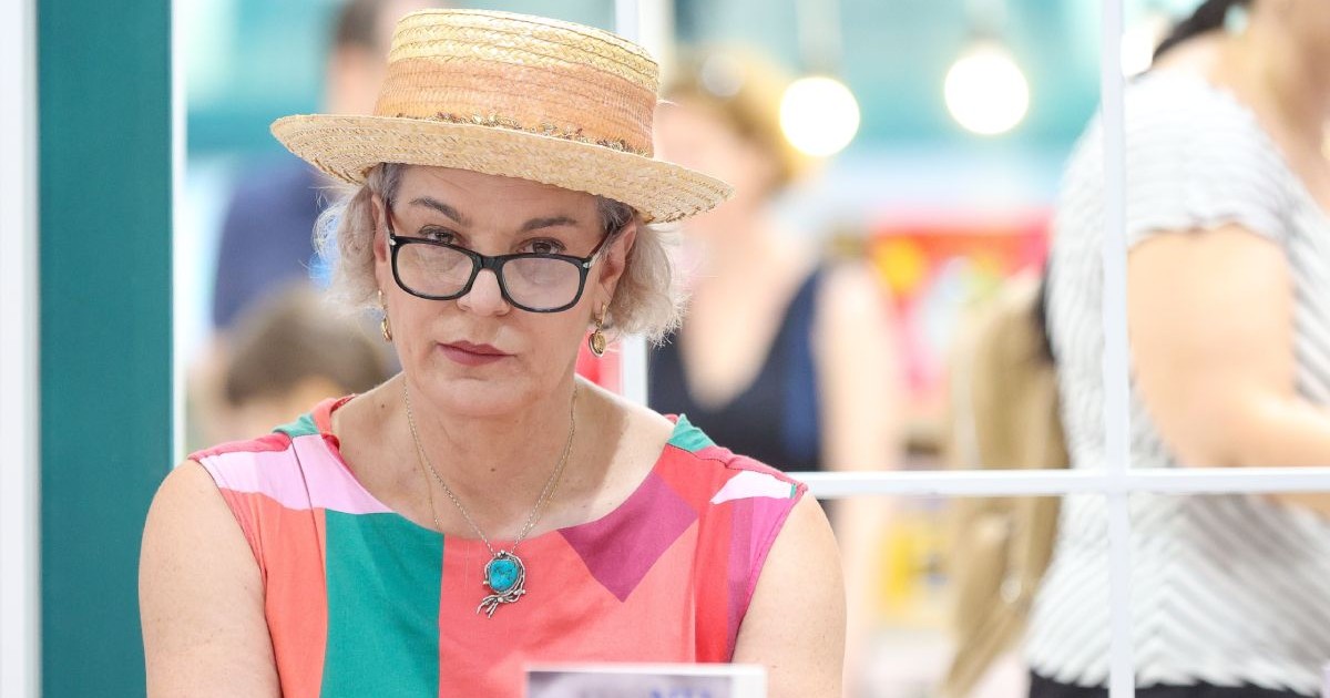 Actrita Maia Morgenstern, ochelari, palarie de paie si o rochie multicolora, la Târgul Internațional de Carte Bookfest 2022