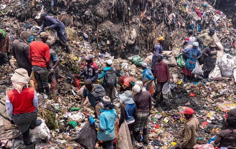 Kenya, groapa de gunoi a UE pentru hainele uzate. 37 de milioane de articole care conțin plastic sunt expediate anual în țara africană