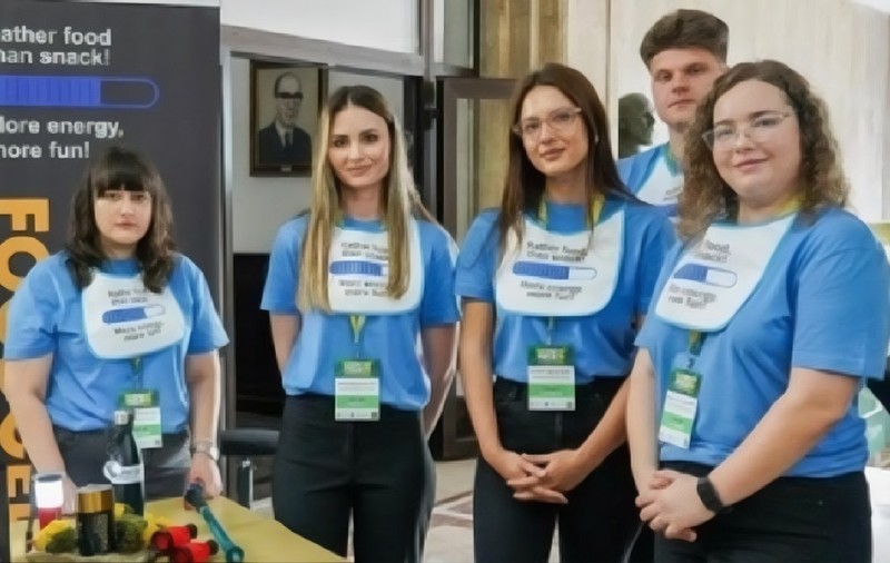 Studenții din Galați au inventat un biscuit proteic care poate înlocui o masă