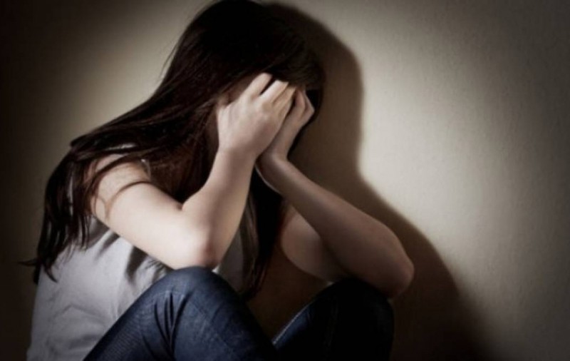 O fetiță cu dizabilități a fost violată de directorul unei școli și de trei profesori