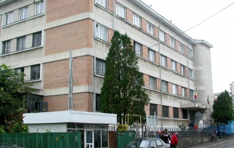 Pericol de incendiu de la un scurtcircuit, în sediul poliției din Roman. Peste 40 de persoane, evacuate din sediu