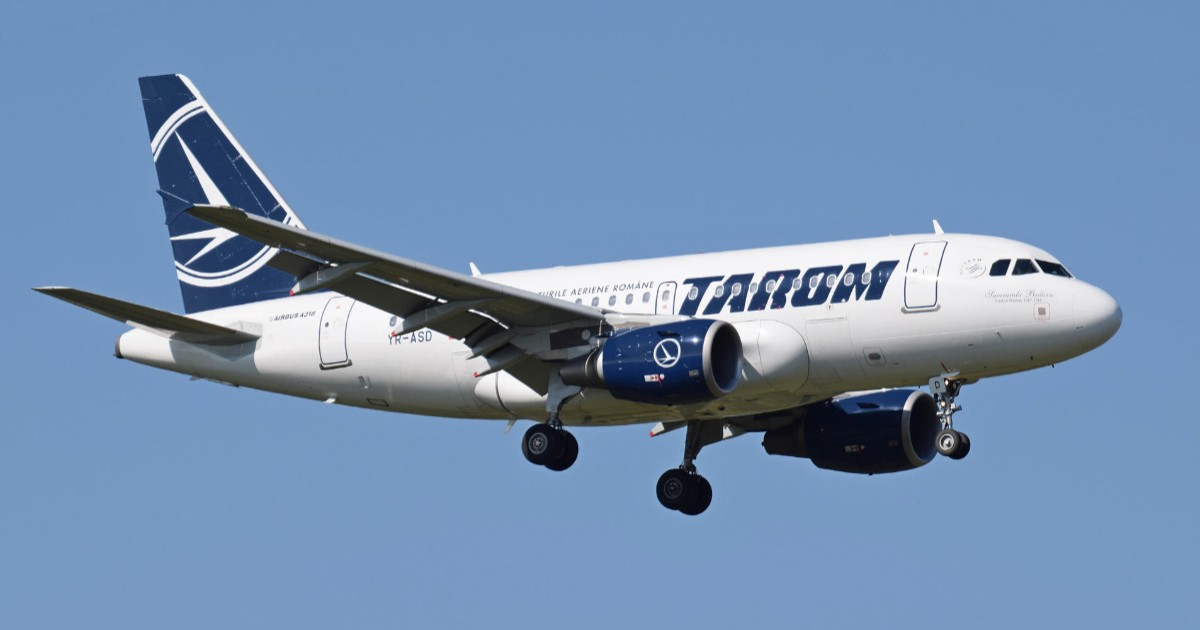 Un avion al companiei TAROM, aflat în timpul zborului