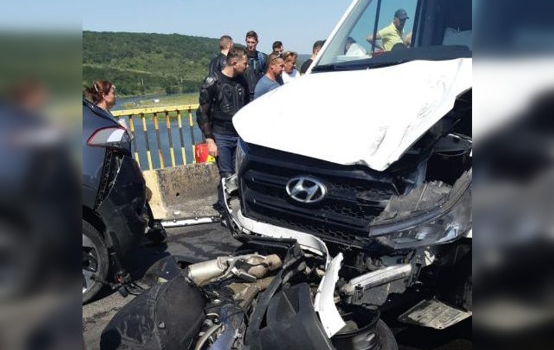 Accident înfiorător pe DN1, în județul Sibiu, între un microbuz, două mașini și o motocicletă. Doi motocicliști, în stare gravă