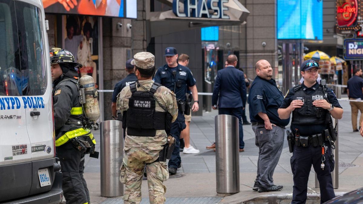 Echipele de intervenție s-au adunat în Times Square, Manhattan, după descoperirea unui pachet suspect la data de 18 august 2025, în New York, SUA