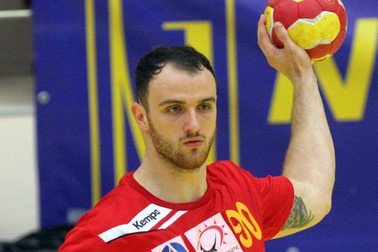 Bogdan Criciotoiu, de la nationala de handbal a Romaniei, suteaza in timpul meciului cu reprezentativa Suediei, din mansa tur a play-off-ului Campionatului Mondial din 2015, in Bucuresti, sambata, 7 iunie 2014. ALEKSANDAR DJOROVIC / MEDIAFAX FOTO