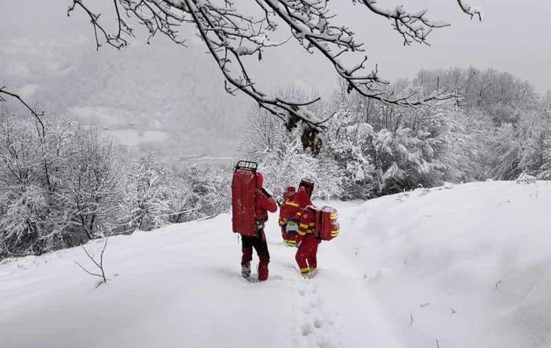 Trei ucraineni au fost salvați de Salvamont după ce s-au blocat la granița cu România, în aceeași zonă în care alți șapte au cerut ajutor acum doi ani