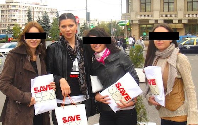 Foto | Laura Andreșan a împărțit prezervative în Ploiești